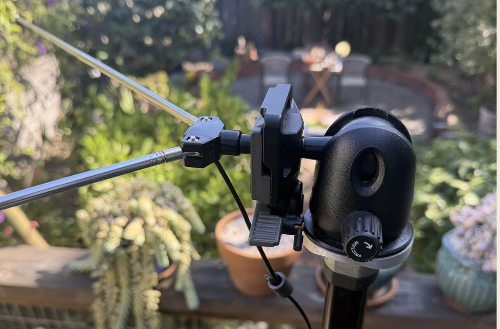The dipole feedpoint and two rods attached to a camera tripod head